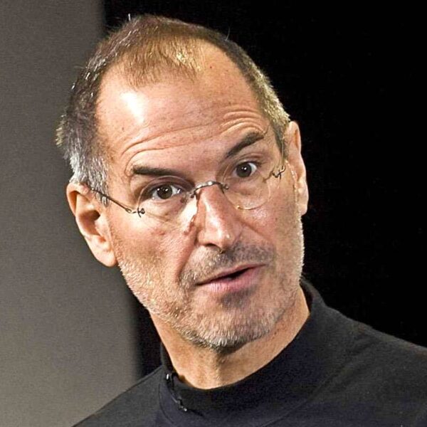 Ya puedes escuchar esta increíble “entrevista” de Joe Rogan a Steve Jobs creada por una IA