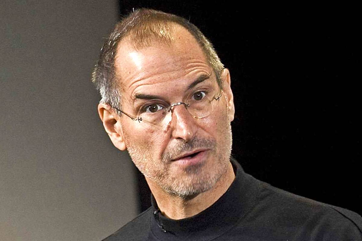 Ya puedes escuchar esta increíble “entrevista” de Joe Rogan a Steve Jobs creada por una IA